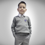 Pullover UP Tejido Escote en V con Logo Bordado